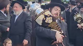 Hachnasos Sefer Torah Pinters Shul Bikovsk in Stamford Hill London July 2024 [upl. by Wexler]