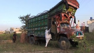 Pakistan il coraggio e la forza della prima camionista del paese [upl. by Niwrehs757]