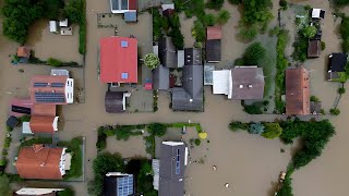 Hochwasser in Deutschland Hochwasser verlagert sich auf die Donau Menschen eingeschlossen [upl. by Leind]