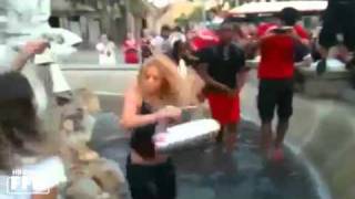 Shakira die Wassernixe Wilder Hüftschwung in Barcelonas Brunnen [upl. by Adnahs]