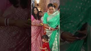 Bipasha Basu daughter Devi VIRAL moment from Durga Puja bipashabasu devi durgapuja [upl. by Lorien505]