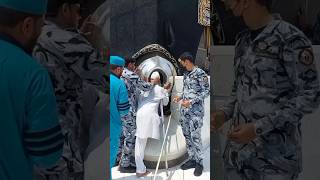 हरम शरीफ़ की पुलिस विकलांग बुजुर्ग की मदद करते हुए Makka Shareef Saudi Arabia umrah shorts islam [upl. by Noami]