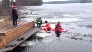 Brandkårens hjältar räddar Rådjur som går genom isen [upl. by Rois995]