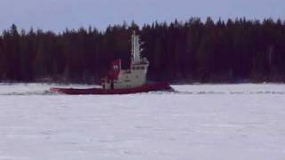 icebreaking Tugboat Valkyria and tankship Crystal amaranto [upl. by Jakob900]