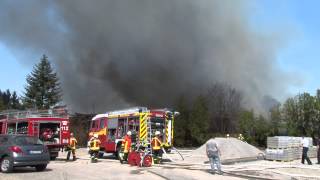 Forst Lagerhalle in Vollbrand  Wasserwerfer der Bundespolizei im Einsatz [upl. by Enitsirhk161]