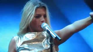 Emma Marrone Live  Palalottomatica 230916  Lamore non mi basta [upl. by Elleinnod]