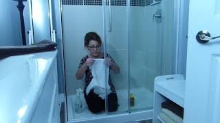 Cirer les vitres de sa douche [upl. by Shirlee]