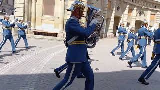 Stoccolma ore 1215 Cambio della Guardia al Palazzo Reale [upl. by Hsemin899]