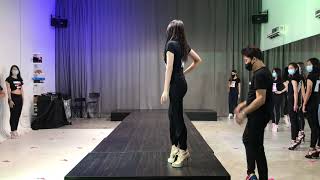 Solo  Learn catwalk  Modeling  Runway walk  How to walk [upl. by Badger]