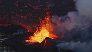 Lavafontänen sprühen aus riesiger Erdspalte Bleibt Grindavik verschont [upl. by Konopka166]