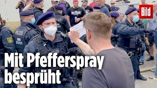 Zwönitz Polizisten bei CoronaProtest angegriffen und gebissen [upl. by Northway]