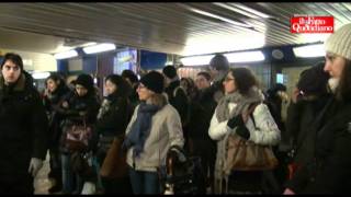 Bologna stazione nel caos I viaggiatori stranieri quotSolo in Italiaquot [upl. by Ainaj]