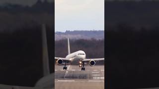 Stunning Crosswind Landing B757 shorts aviation planes [upl. by Sualkcin]