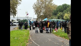 jeudi 31 Octobre Evacuation policière piquet travailleurs sanspapiers Chronopost Alfortville [upl. by Anett]