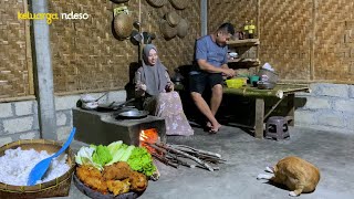 masak bareng suamibikin ayam geprek lalapan makan bersama keluargamasak di desa [upl. by Eilsehc836]