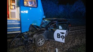 VLAK PŘED SEBOU TLAČIL AUTO STO METRŮ ŘIDIČ VYVÁZL BEZ ZRANĚNÍ [upl. by Tnahsarp]