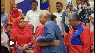 Najib letak jawatan presiden Umno pengerusi BN [upl. by Buerger345]