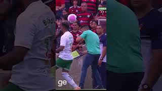 JAIR VENTURA LEVOU UMA BOLADA NA CARA EM CHUTE DE UM ATLETA DE SEU TIME  shorts  geglobo [upl. by Ettenwahs]