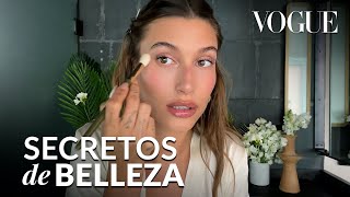 Hailey Bieber logra un maquillaje nocturno en tonos rosas  Vogue México y Latinoamérica [upl. by Jonette]