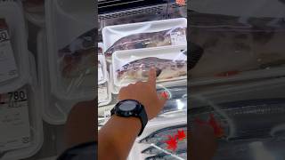 Techniques for buying fish at the Japanese market [upl. by Riabuz]