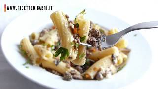 PASTA AL RAGU BIANCO CON FUNGHI Ricetta semplice e gustosa RICETTE DI GABRI [upl. by Einial]