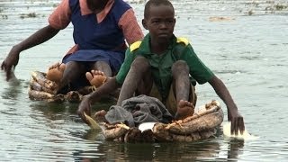 Schüler in Kenia paddeln an Krokodilen vorbei zur Schule [upl. by Dian]