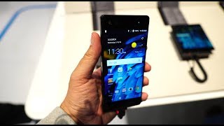 CES2018 شاشتين في جهاز واحد ZTE Axon M [upl. by Hcirteid]