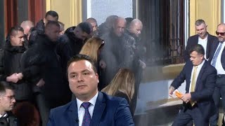 KAOS Plas mielli dhe veza nga demokratët Analisti Kuvendi i kthyer në  Breaking [upl. by Demeter]