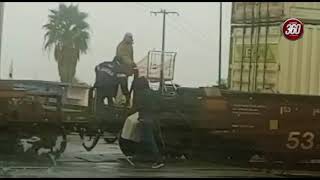 Ciclistas arriesgan la vida para cruzar vagones de tren en Nuevo Laredo [upl. by Marguerita459]