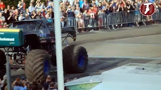 Accidente Monster Truck en Holanda  Monstertruck atropella publico multitud Haaksbergen Netherlands [upl. by Nnewg228]