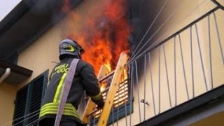 Pompieri in azione su incendio appartamento  salvataggio  VVF in sirena vigili del fuoco 2016 [upl. by Cadman]