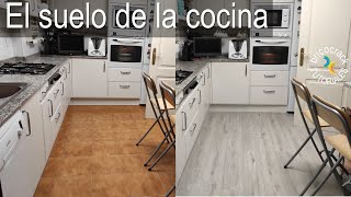 Cambiar el suelo de la cocina con tarima de vinilo Bricocrack [upl. by Einnad]