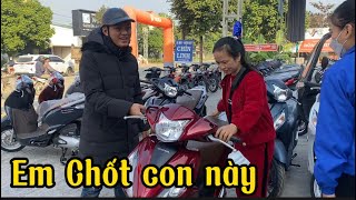 Cường Dẫn Cô Thơm Đi Mua Xe Chốt Hẳn Con SH [upl. by Otrevire]