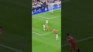 BELLINGHAM INCREÍBLE REGATE INCREDIBLE DRIBBLE JUDE AT BERNABÉU STADIUM shorts football [upl. by Filmer]