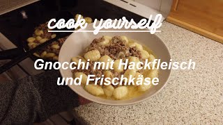 schnelles Abendessen  Gnocchi mit Hackfleisch und Frischkäse [upl. by Meraree]