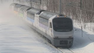 Diesel train wearing powdery snow ノースレインボーエクスプレス [upl. by Nrobyalc]