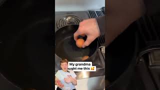 🥚 Faça um furo no ovo antes de cozinhar para facilitar na hora de descascar Truque prático ⏱️ [upl. by Francine]