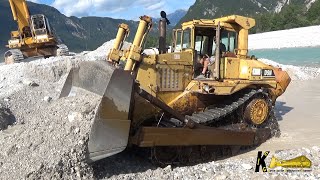 Caterpillar D9N Dozer Digging Gravel in the Water [upl. by Drugge]