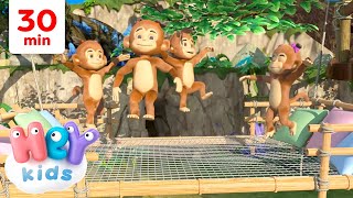 5 petits singes sautent sur le lit 🙈  Chansons avec des Animaux pour Enfants  HeyKids en Français [upl. by Irpak352]