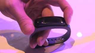 MWC 2014  Huawei TalkBand B1 une oreillette dans un bracelet [upl. by Goldberg290]