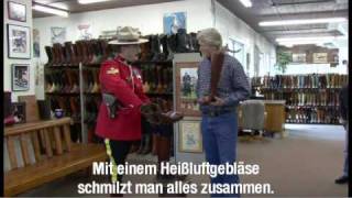 Warum in knallrot Die Uniform eines Mounties  Alberta Kanada [upl. by Nnel]