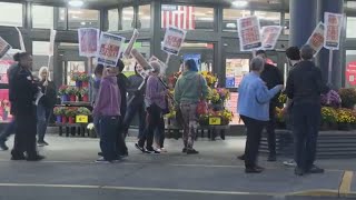 Fred Meyer employees in Portland ratify contract [upl. by Herbert]