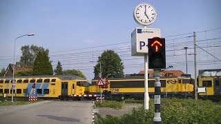 Spoorwegovergang Putten  Dutch railroad crossing [upl. by Wenz]