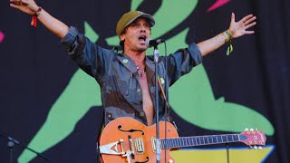 Manu Chao  La primavera  Me gustas tu  Live at Glastonbury 2008 [upl. by Nyrehtak826]