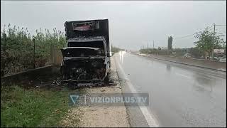 Shkrumbohet nga flakët furgoni mallrave në Lushnjë  Vizion Plus [upl. by Kirt]