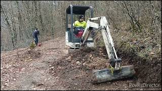 Rifacimento strada di monte allargamento rimozioni con Miniescavatore Bobcat 320 16q Parte 1 [upl. by Nomrej817]