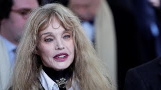 Arielle Dombasle recalée dune clivante église parisienne à cause de sa tenue [upl. by Anaic533]