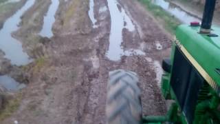 John deere 3350 por el barro  in the mud [upl. by Adnuahs]