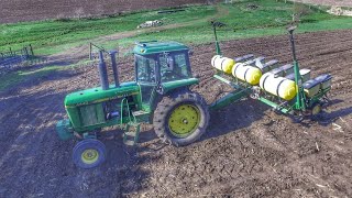 Planting Corn  John Deere 4440 amp 7200 6RN [upl. by Acirej38]