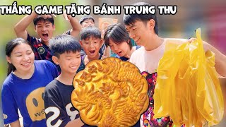 Thái Chuối Thử Thách Liên Hoàn Trò Chơi amp Tặng Bánh Trung Thu Cho Trẻ Trâu [upl. by Kariotta208]